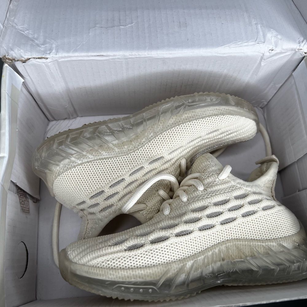EUR // 27 US// 10.5